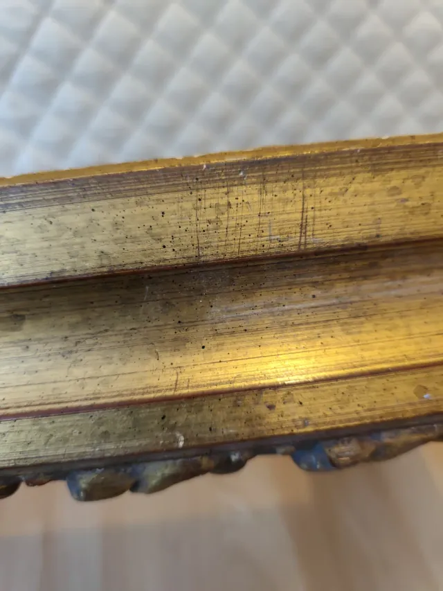 Marco de madera  maciza dorado tallado.