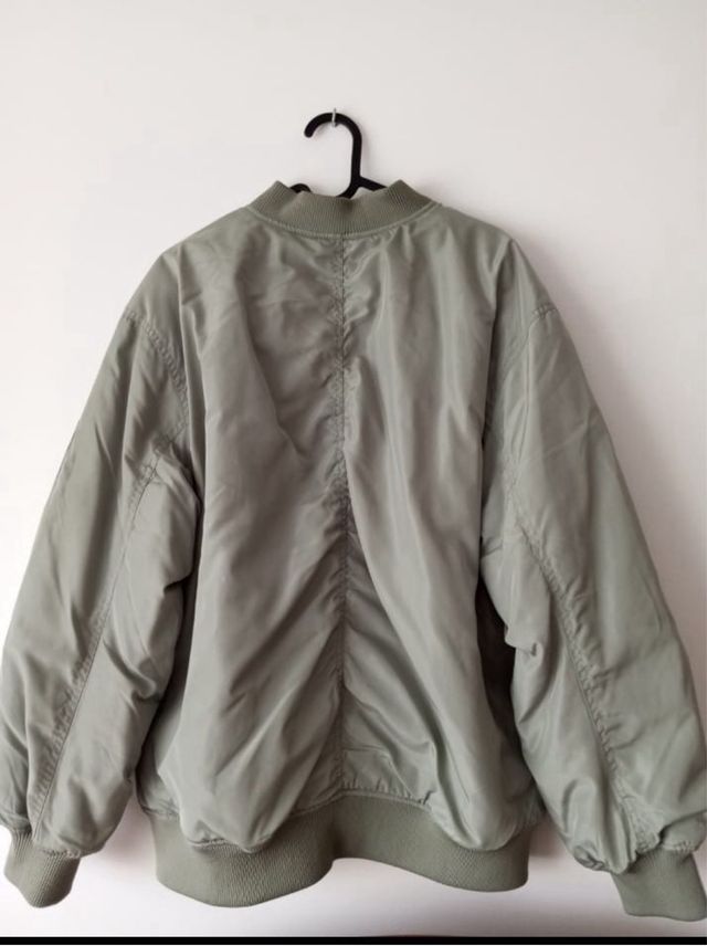 Cazadora bomber H&M oversize verde
