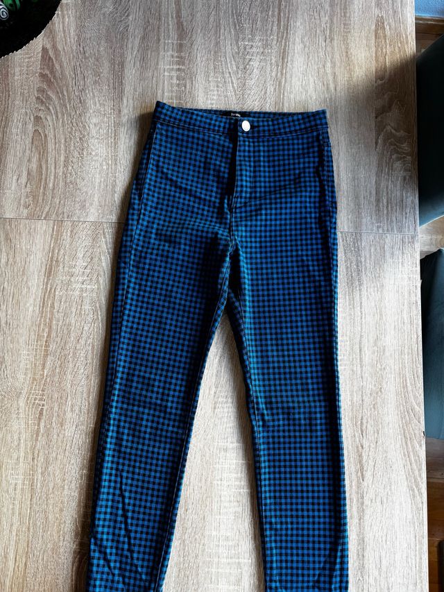 Pantalón cuadros azul y negro Bershka T.34