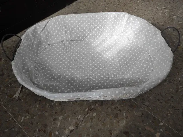 Cesta tela lunares con asas metálicas