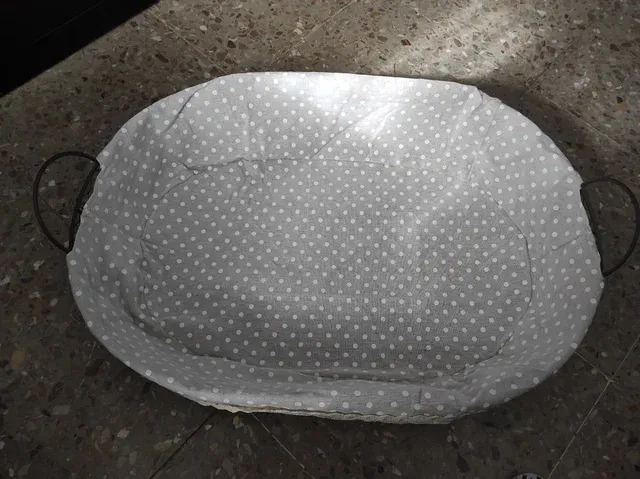 Cesta tela lunares con asas metálicas