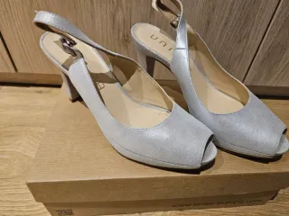 Zapatos Unisa plateados peep toe.