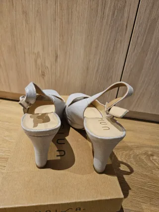 Zapatos Unisa plateados peep toe.
