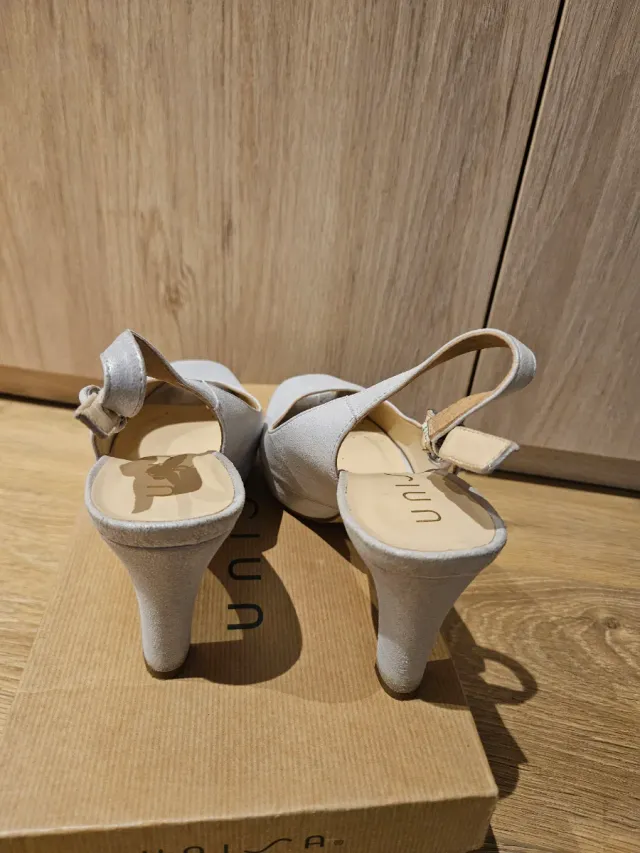 Zapatos Unisa plateados peep toe.