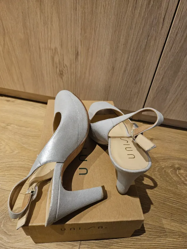 Zapatos Unisa plateados peep toe.
