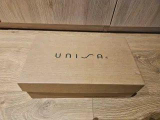 Zapatos Unisa plateados peep toe.