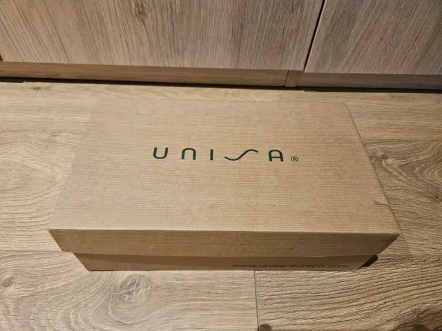 Zapatos Unisa plateados peep toe.