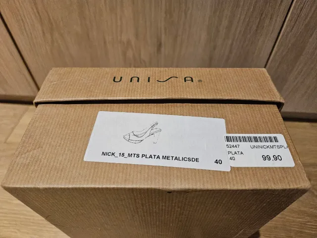 Zapatos Unisa plateados peep toe.