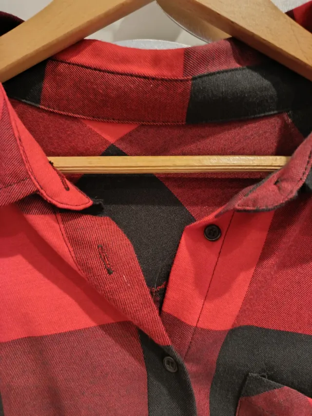 Camisa a cuadros roja y negra