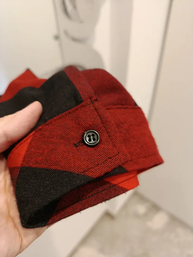 Camisa a cuadros roja y negra