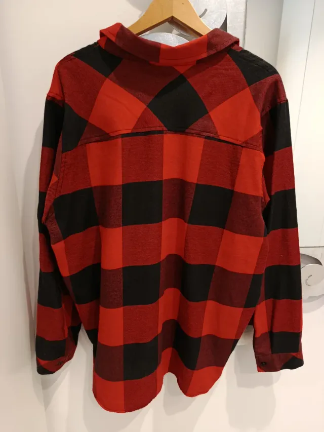 Camisa a cuadros roja y negra