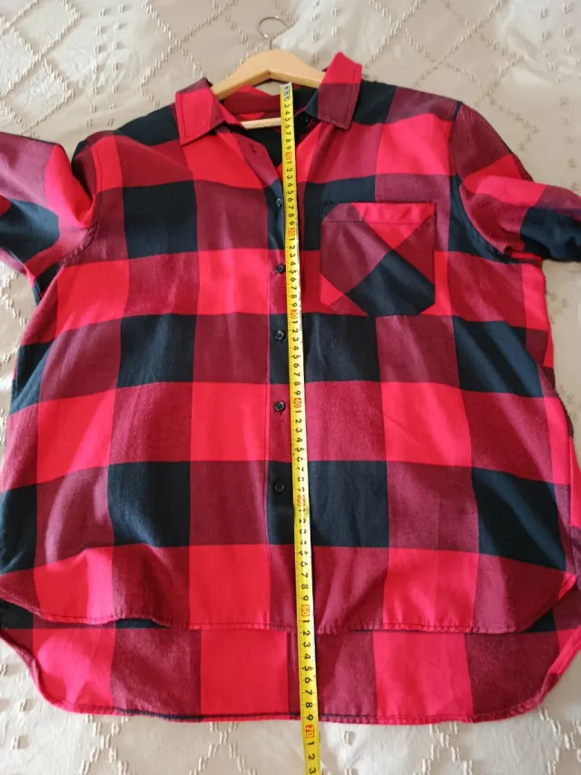 Camisa a cuadros roja y negra