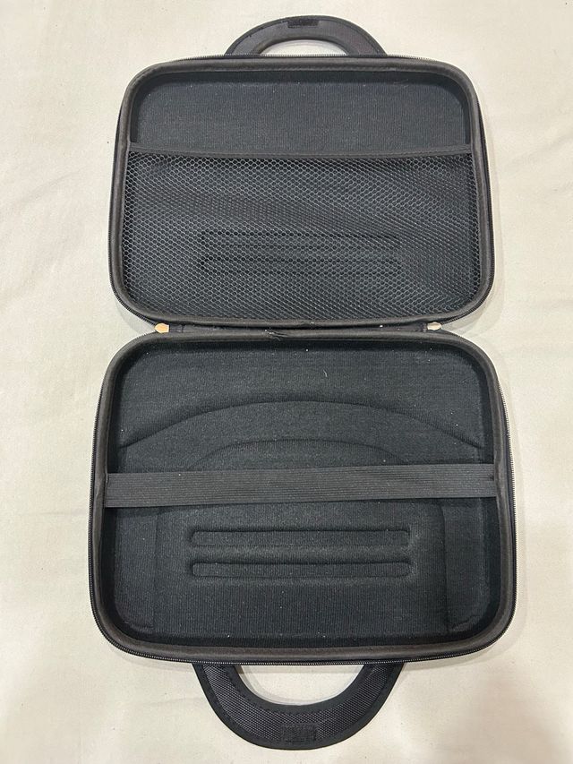 Estuche para tablet negro con asa