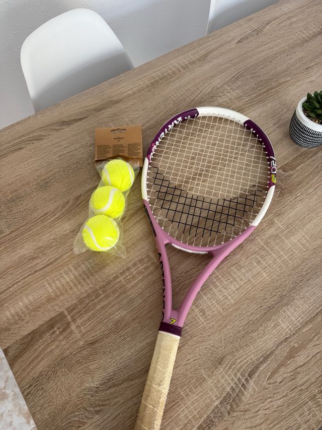 Raqueta de Tenis Rosa y Pelotas