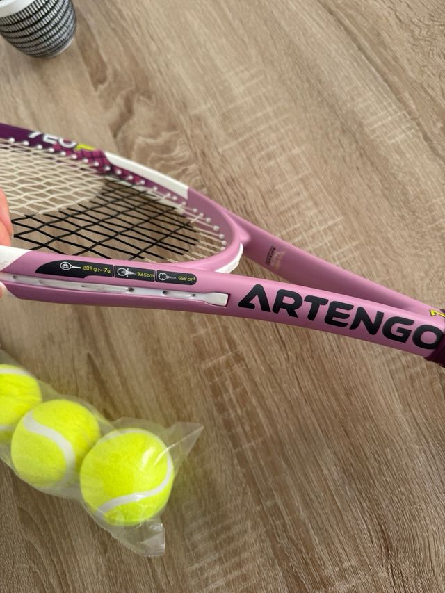 Raqueta de Tenis Rosa y Pelotas