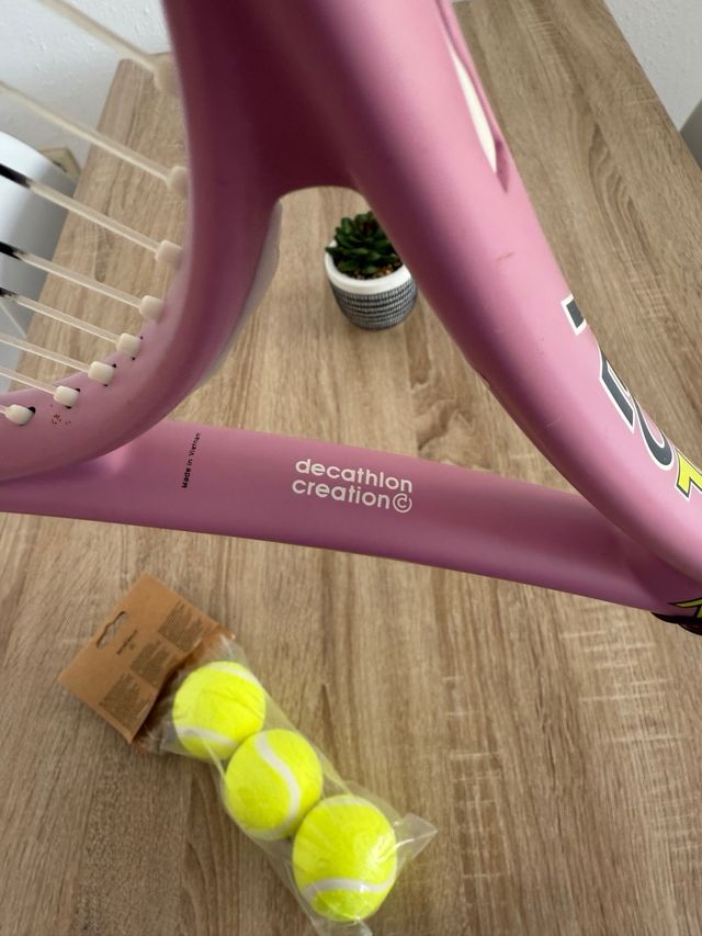 Raqueta de Tenis Rosa y Pelotas