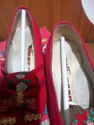 Zapatos de fallera rojos con lazo de niña ,talla31