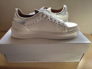 Zapatillas Popa Blancas y Plateadas