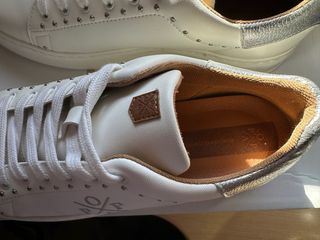 Zapatillas Popa Blancas y Plateadas