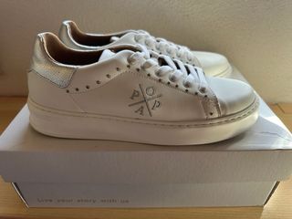 Zapatillas Popa Blancas y Plateadas