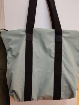 Bolso de hombro Rains verde y negro