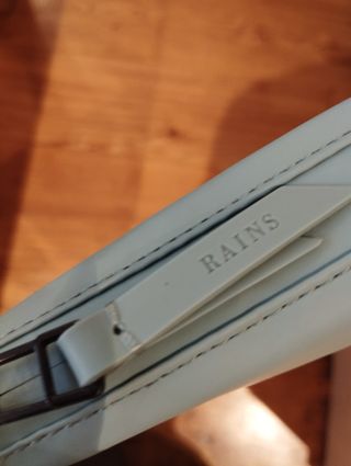 Bolso de hombro Rains verde y negro