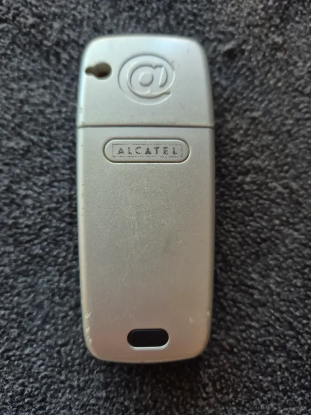 Móvil Alcatel azul con cargador