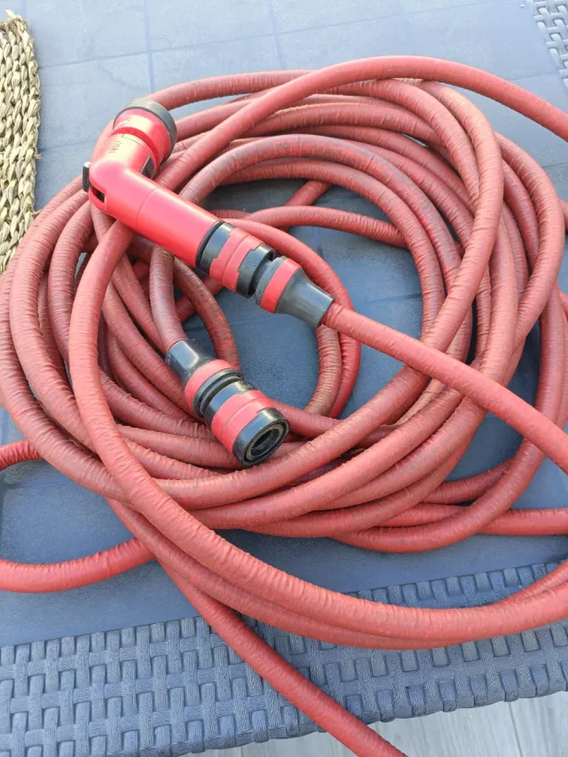 Manguera de jardín roja