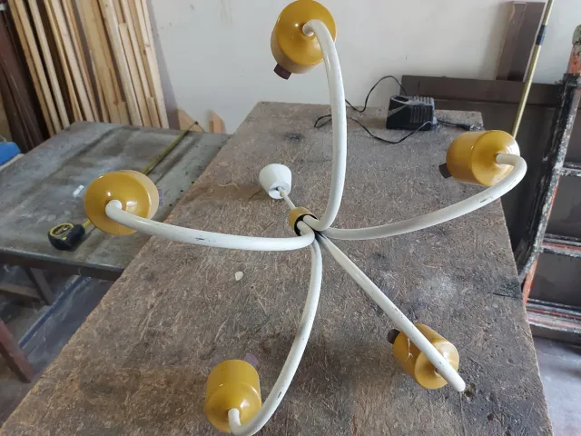Lampadario vintage bianco e giallo