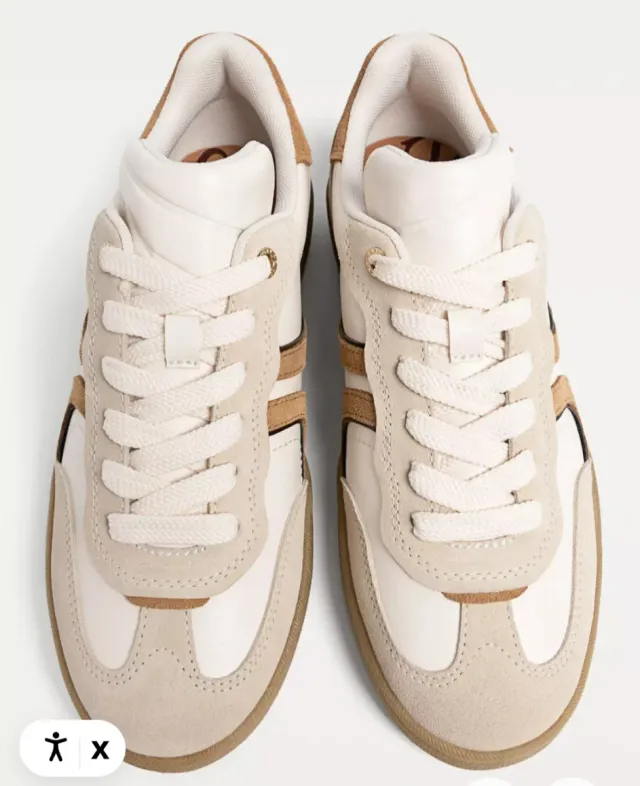 Zapatillas Stradivarius Blancas y Marrones.