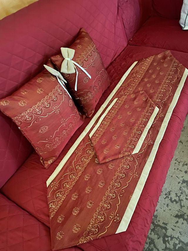 Set 2 Cuscini + 2 Runner Decorativi Rossi