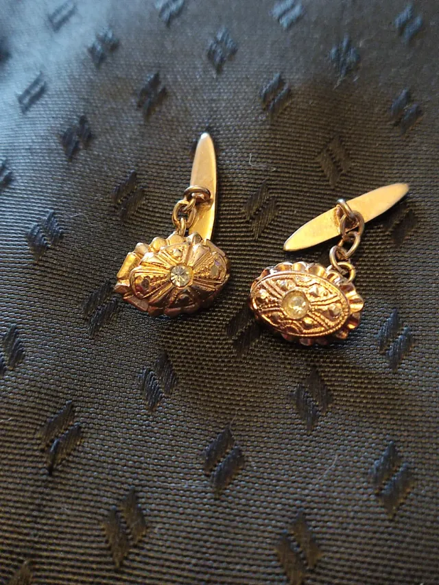 Gemelos antiguos dorados con detalle