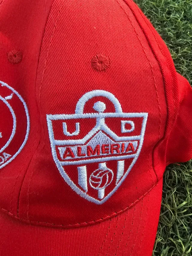 Gorra UD Almería Roja fútbol