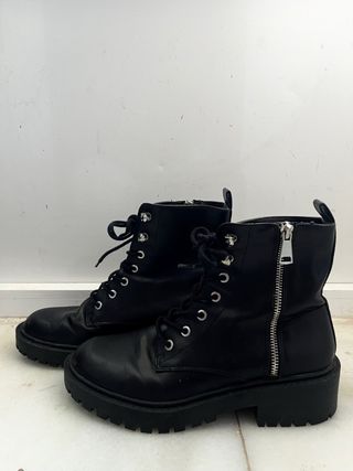 Botas negras con cordones y cremallera