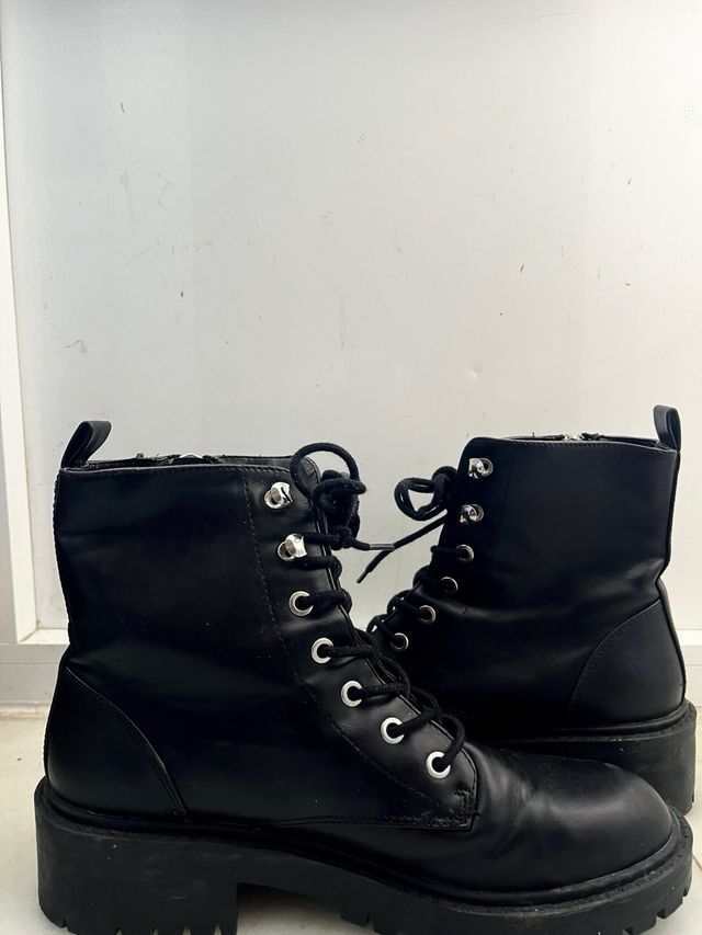 Botas negras con cordones y cremallera
