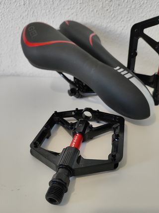 Pack Sillín + Pedales MTB Negro/Rojo NUEVOS