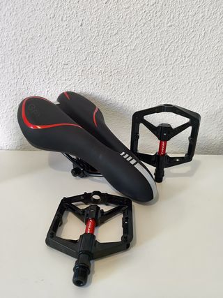 Pack Sillín + Pedales MTB Negro/Rojo NUEVOS