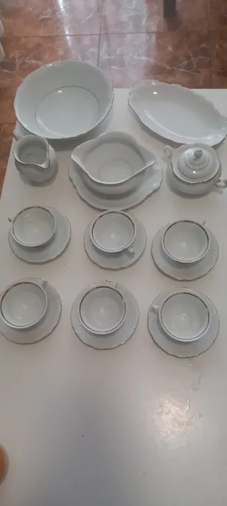 Juego de porcelana blanco y dorado