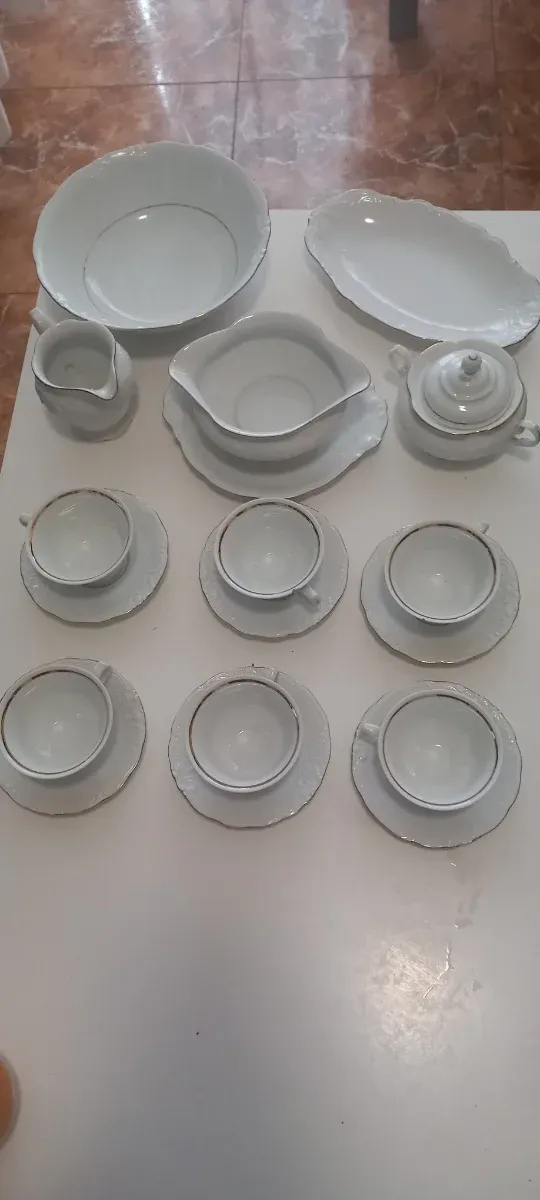 Juego de porcelana blanco y dorado