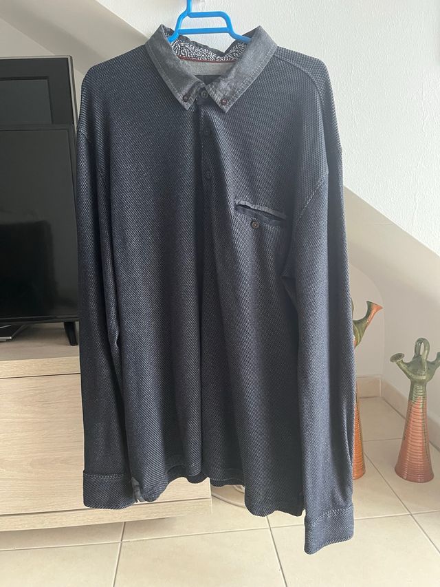 Camisa azul y gris de manga larga