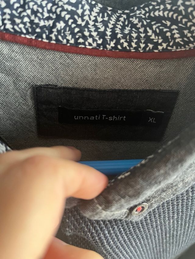 Camisa azul y gris de manga larga