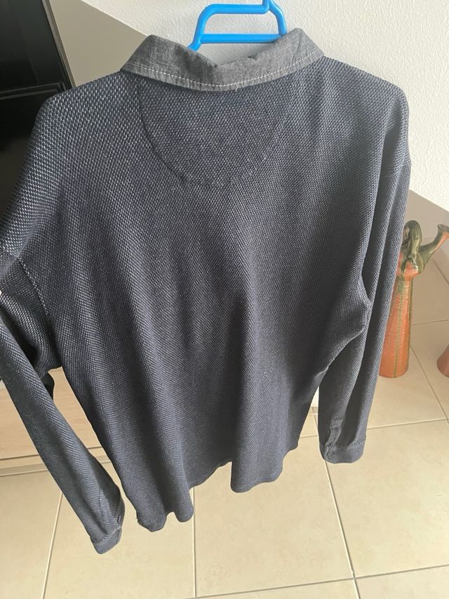 Camisa azul y gris de manga larga