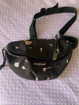 Riñonera Eastpak floral. Apenas usada. 2 bolsillos