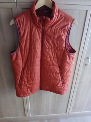 Chaleco acolchado hombre rojo.