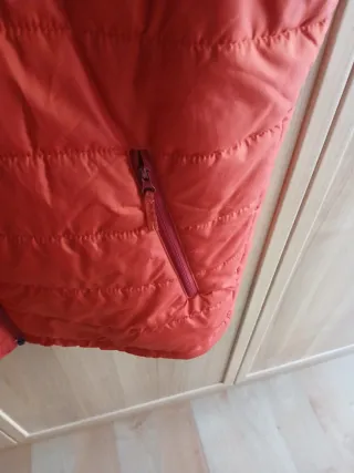 Chaleco acolchado hombre rojo.