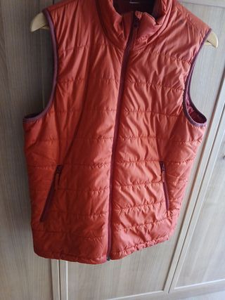 Chaleco acolchado hombre rojo.