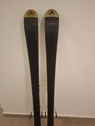 Esquís infantiles Atomic 140 cm, estan muy bien