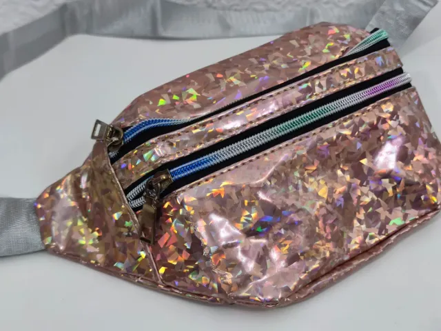 Riñonera con efecto holografico