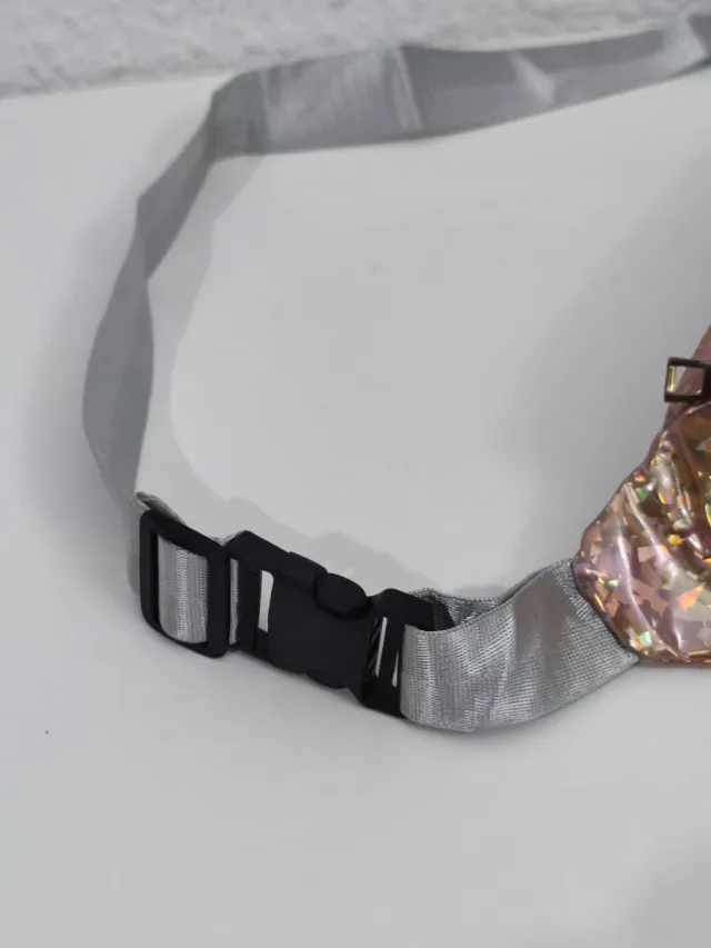 Riñonera con efecto holografico