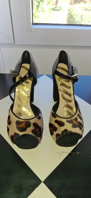 Zapatos de fiesta tacón. leopardo y negro.